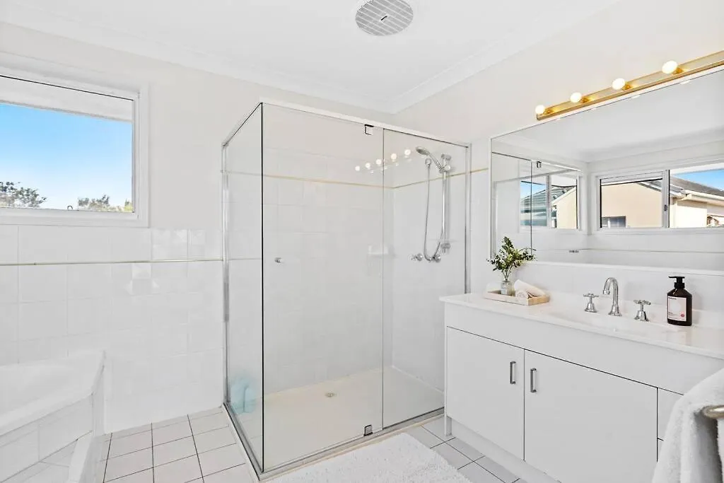 Stunning Waterfront Oasis Villa Gold Coast
