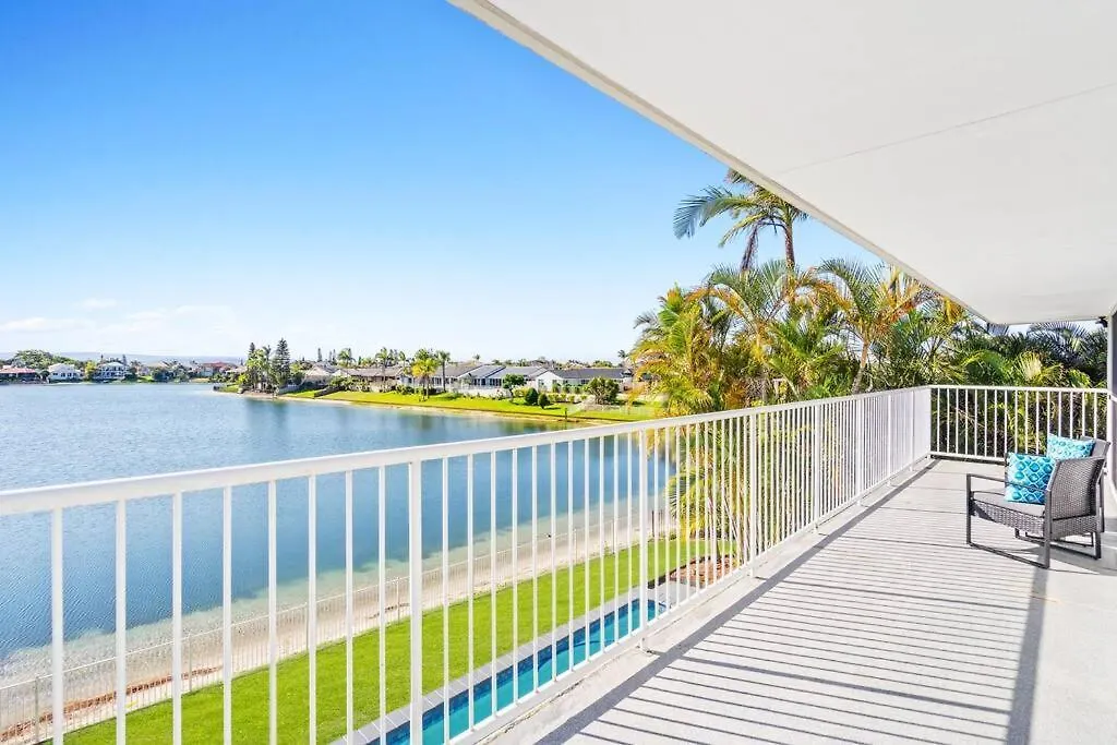 Stunning Waterfront Oasis Villa Gold Coast Feriehus